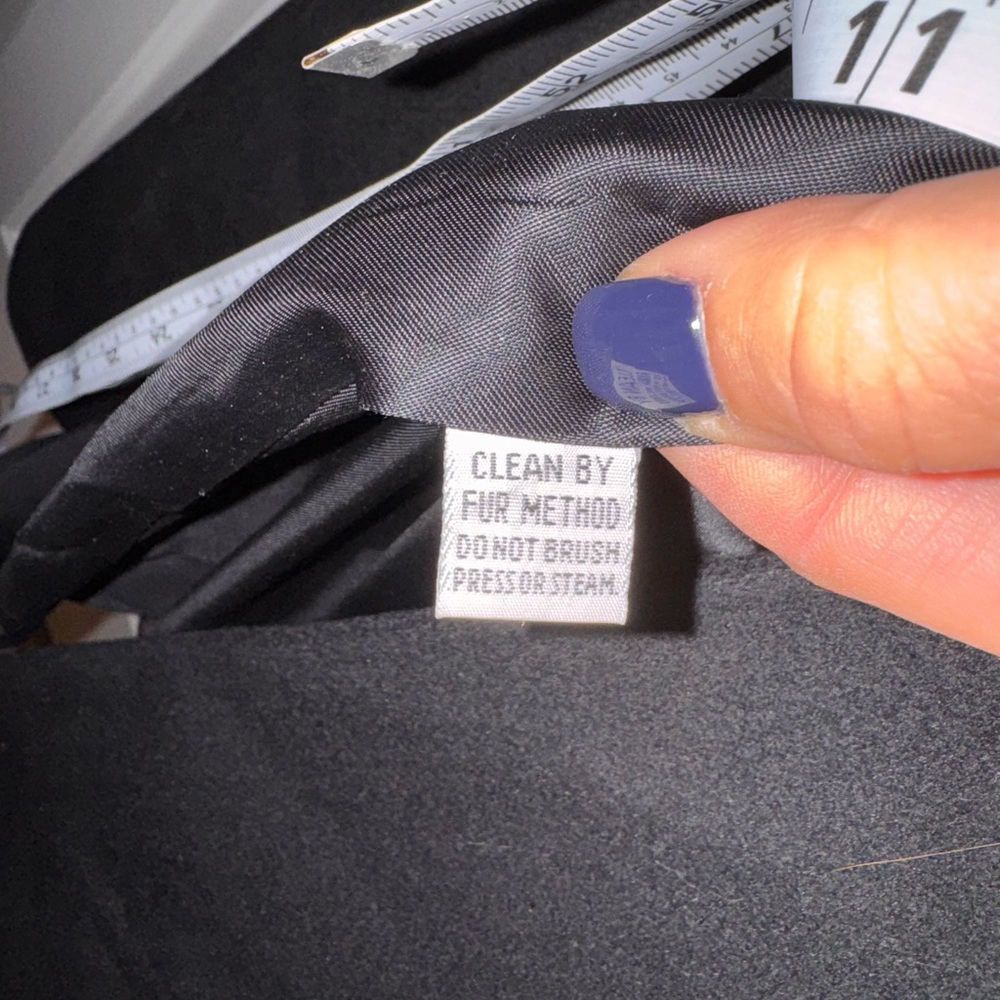 Elegant Black Luxury Trench Coat with Fur Collar - Picture 8 of 8